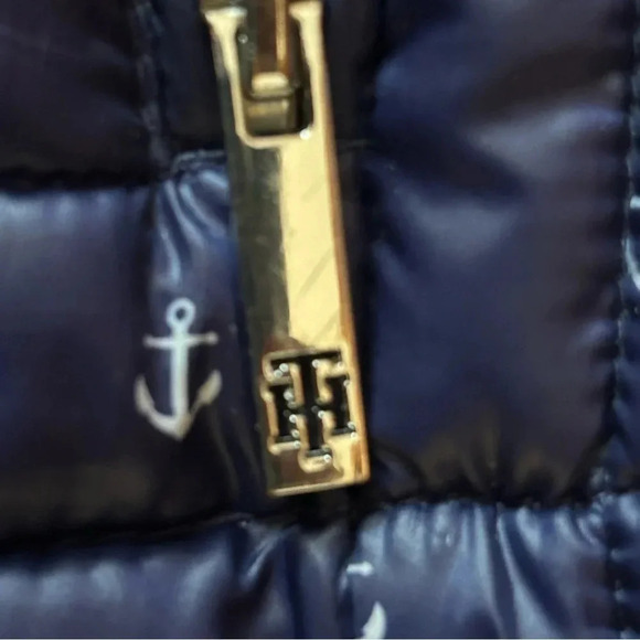 Tommy Hilfiger Womens Large Puffer Vest Navy Anchor Print EUC Packable - Picture 8 of 9